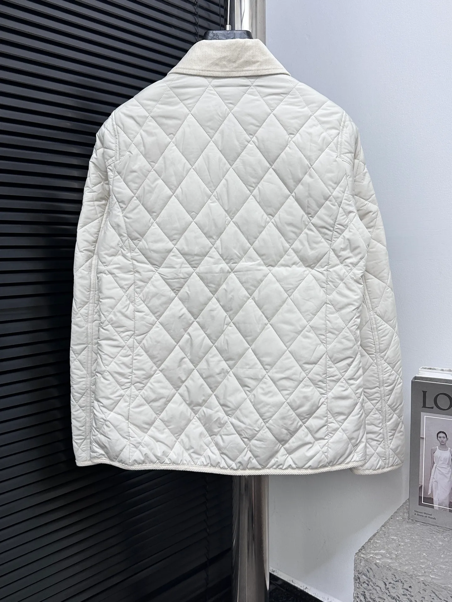 ￼ P530 【Ralph Lauren】Ralph Lauren cotton-padded jacket. The face is filled with imitation down cotton. Three-in-one rhombus quilted embroidery. Soft and comfortable. Warm and comfortable. Corduroy strips run through the whole body. No knots or overlaps. Artificial curling. Fine workmanship. Does not look bloated. The upper body is light and not bloated. Soft and comfortable. Highly recommended. Size: S M L